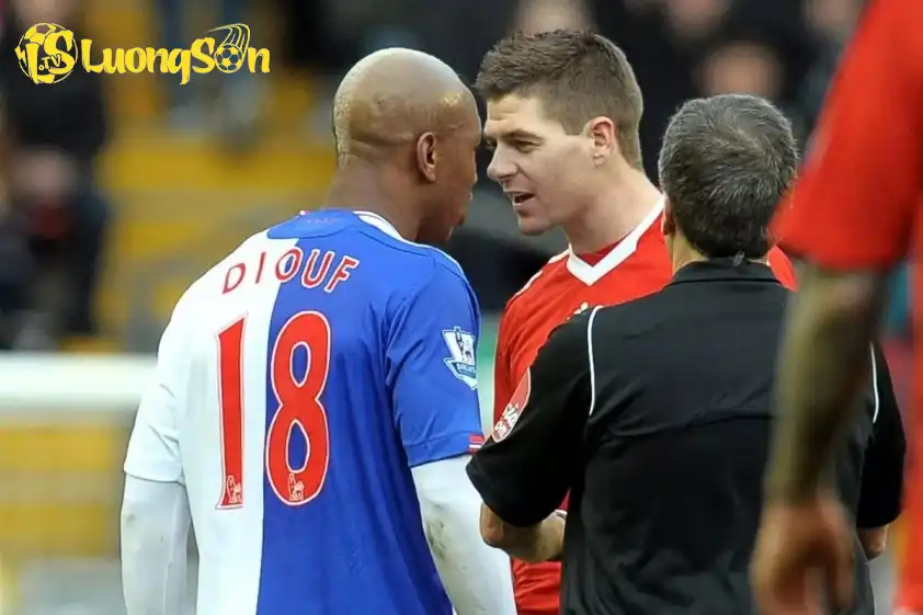 "Cựu Cựu cầu thủ này có mâu thuẫn lớn với huyền thoại Steven Gerrard (Ảnh: SkySport)