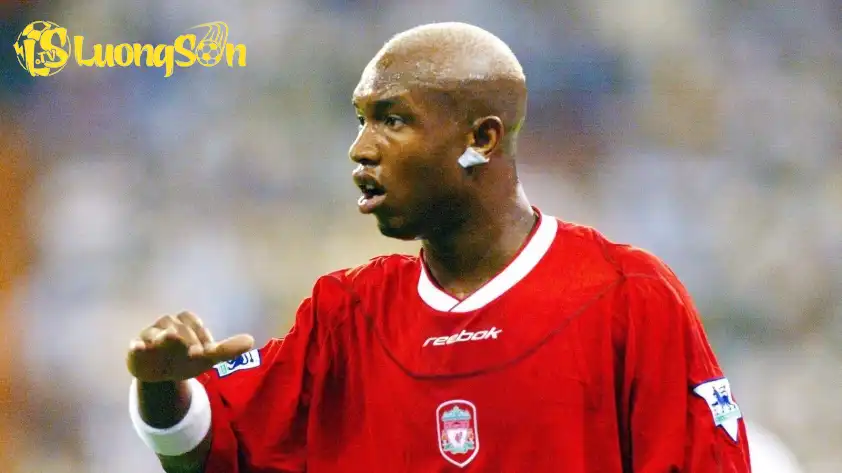 Diouf từng khoác áo Liverpool Diouf từng khoác áo Liverpool